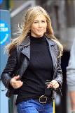 Jennifer Aniston paseando con Chaqueta